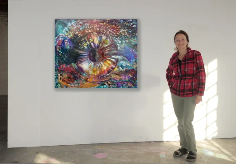 „Kosmisches Auge“ 100 x 120 cm, 2023 Ölfarbe, Schellack, Walnuss-Sud, irisierende Acrylfarbe, Glitter auf Leinwand