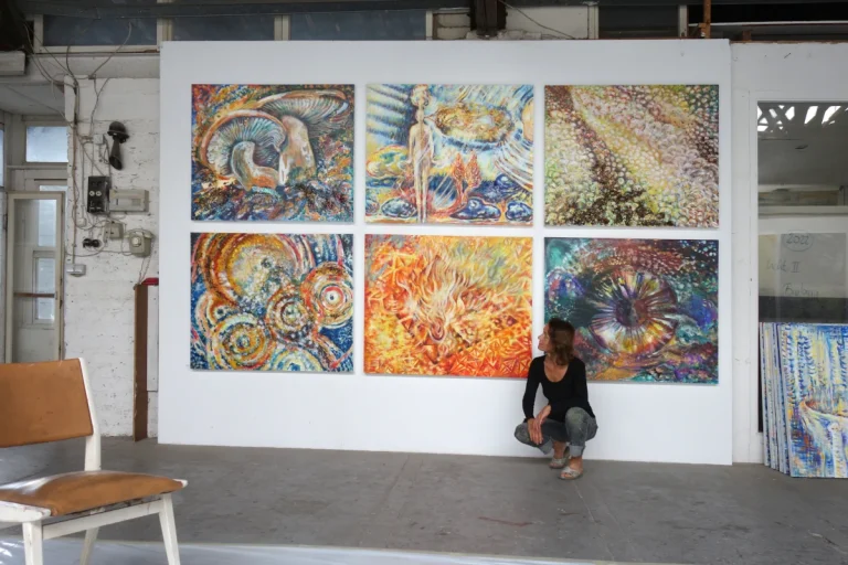 „Das Hören in die Welt“ - Ölfarbe auf Leinwand, irisierende Goldfarbe, Schellack, Walnuss-Sud, Glitter, 100 x 120 cm, 2024