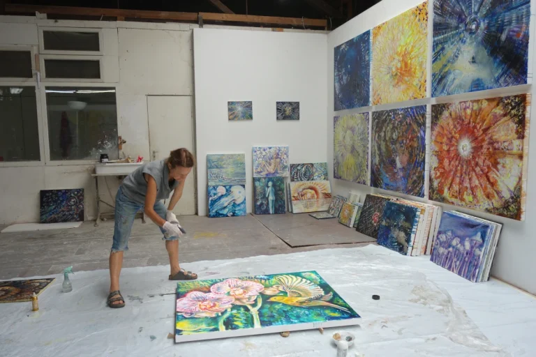 „Goldammer + Orchideee“ - Schellack, Walnuss-Sud, Glimmer auf Leinwand 100 x 120 cm, 2024