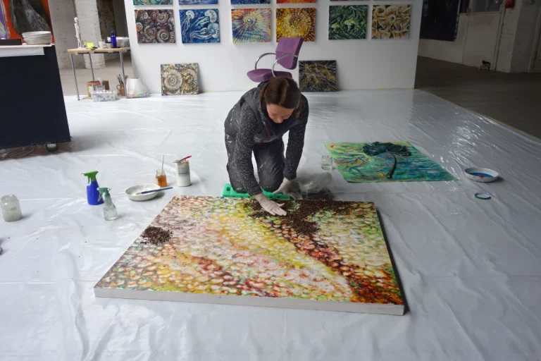 „Pilzteppich“ - Ölfarbe, Glitter, Schellack, Walnuss-Sud, Walnussschalen zerkleinert auf Leinwand, 100 x 120 cm, 2024
