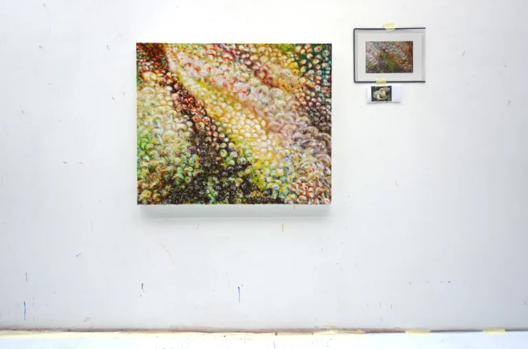 „Pilzteppich“ - Ölfarbe, Glitter, Schellack, Walnuss-Sud, Walnussschalen zerkleinert auf Leinwand, 100 x 120 cm, 2024