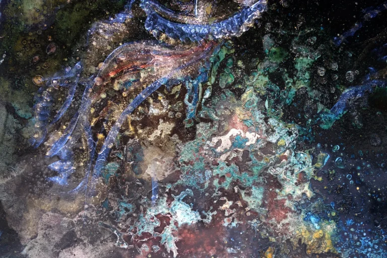 Quallen (nächtliches Atmen) - Ölfarbe, irisierende Acrylfarbe, Schellack, Graphitpuder, Pigmente, Walnuss-Sud auf Leinwand, 100 x 120 cm, 2024