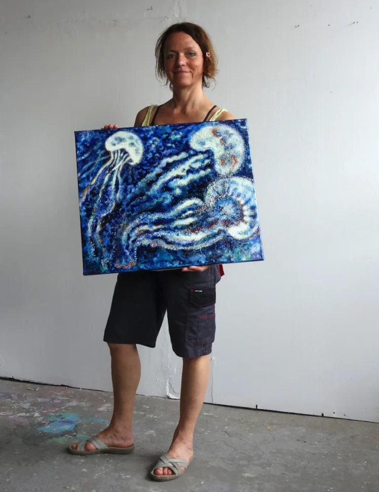 „Quallen (blau)“ 50 x 60 cm, 2023 Ölfarbe, Tusche, Schelllack, irisierende Acrylfarbe, Gummiarabicum auf Leinwand