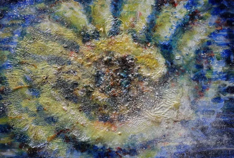 „Unterwasserblüte“ 50 x 60 cm, 2023 Ölfarbe, Schellack, Walnuss-Sud, Tusche, Gummiarabicum auf Leinwand