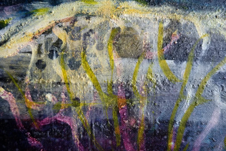 „Leuchtqualle“ 50 x 60 cm, 2023 Ölfarbe, Tusche, Schelllack, irisierende Acrylfarbe, Gummiarabicum auf Leinwand