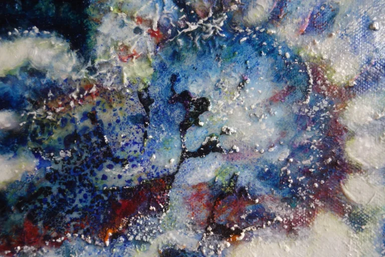 „Quallen (blau)“ 50 x 60 cm, 2023 Ölfarbe, Tusche, Schelllack, irisierende Acrylfarbe, Gummiarabicum auf Leinwand