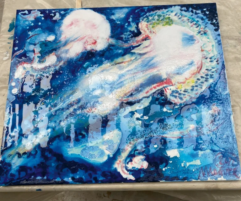 „Quallen (weiß)“ 50 x 60 cm, 2023 Ölfarbe, Tusche, Schelllack, irisierende Acrylfarbe, Gummiarabicum auf Leinwand