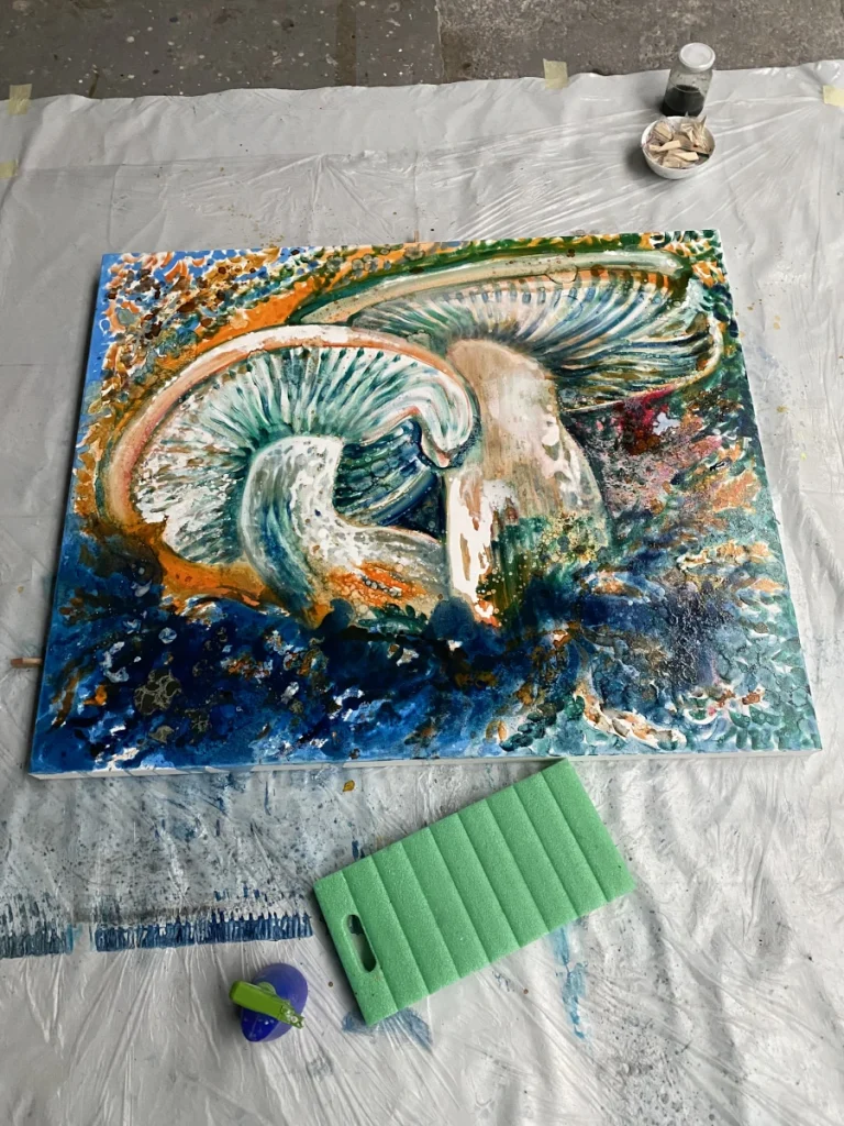 „Pilzpaar (Blutreizker)“ Ölfarbe, irisierende Acrylfarbe, Tusche, Fluoreszenzgelb, Schellack, Walnussschalen zerkleinert, Walnuss-Sud auf Leinwand, 100 x 120 cm, 2023