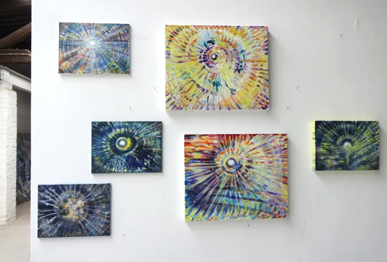 „Sendestation kosmischer Frequenzen“ 50 x 60 cm, 2023 Ölfarbe, Walnuss-Sud, Glitter auf Leinwand