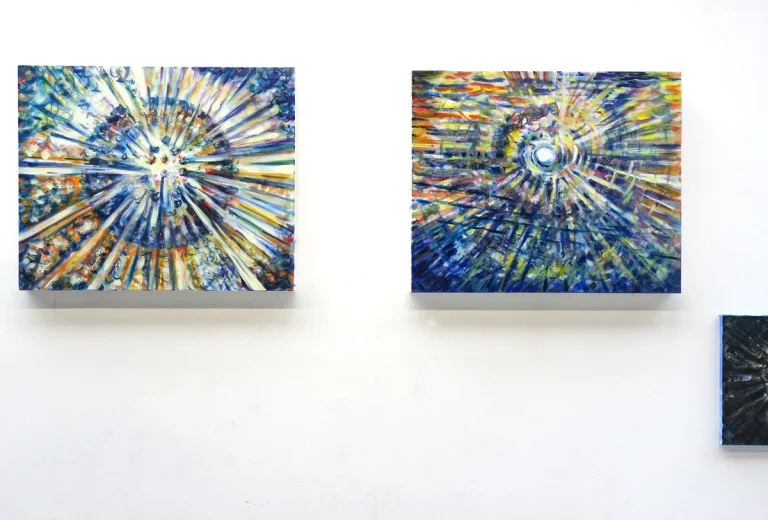 „Sendestation kosmischer Frequenzen“ 50 x 60 cm, 2023 Ölfarbe, Walnuss-Sud, Glitter auf Leinwand