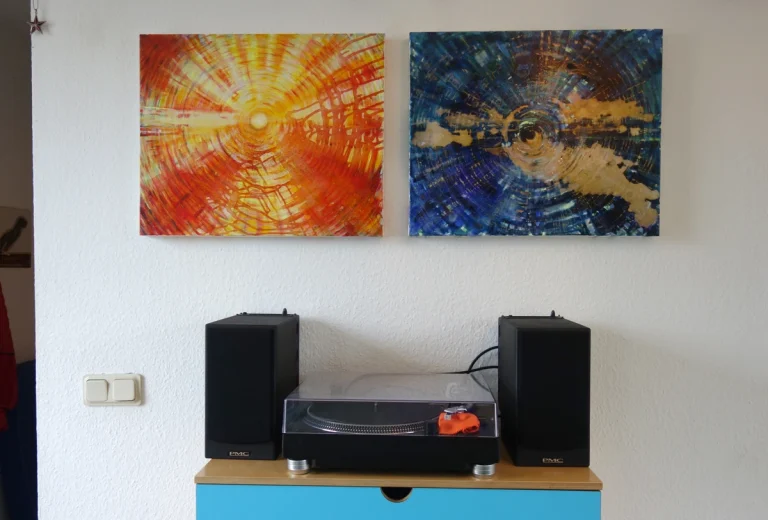 „Inneres Mondlicht (dublauvoilett-gold)“ 50 x 60 cm, 2023 Ölfarbe, irisierende Acrylfarben, Walnuss-Sud, Glitter auf Leinwand