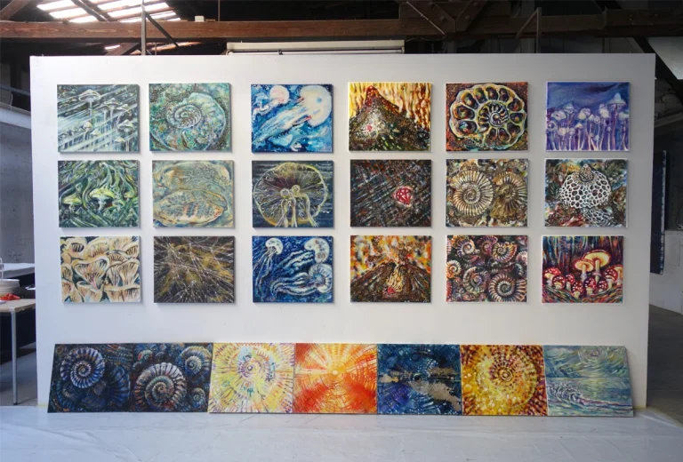 „Inneres Licht–Sternenstaub“ 30 x 40 cm, 2023 Ölfarbe, Walnuss-Sud, Tusche, Schellack, Blattgold auf Leinwand