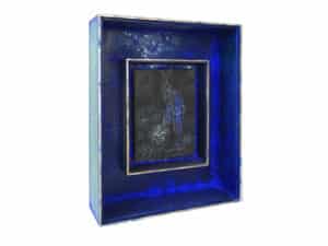 MONDDSTEL - Original-Bildraum 50 x 40 x 12 cm, 2024, Handgefertigter Bildraum aus Holz mit Museumsglas, innen bearbeitet mit blauem Pigment und Glitter + Zeichnung MONDDISTEL 24,5 x 18 cm von 2020 mit Farbstift auf schwarzem Karton