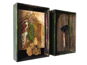 BREATHING MOUNTAIN (GOLD) - Original-Bildraum-Diptychon je 35 x 24 x 6,5 cm, 2021 - Zwei handgefertigte Modellrahmen aus Holz, farblich bearbeitet und teilweise mit Samt beklebt + Bienenwabe und Holzfundstück vom Rheinufer Düsseldorf + Collage 20 x 25,7 cm, 2018, Graphitstift, Farbstift, Acrylfarbe, Schellack, Blatt von einem Baum, Blattgold auf präpariertem Papier