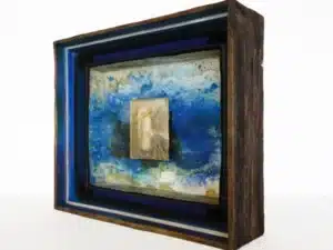 Sporenmann und Meer Handgefertigter Bildraum aus Holz mit Museumsglas, Zeichnung 14,5 x 12 cm, 2017 mit Graphitpuder, Lack, Aquarellstift auf präpariertem Papier + handgefertigte Rahmen aus Kofferpappe, Schellack, Pigment und Filz, insgesamt 37 x 46,5 x 12 cm, 2020