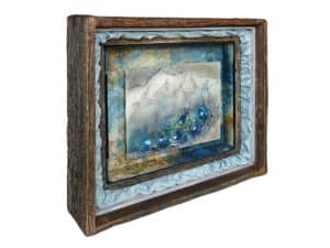 KRISTALLE IM GEBIRGE - Original-Bildraum 37 x 47 x 12 cm, 2023, Handgefertigter Bildraum aus Altholz mit Museumsglas + hellblauer Samt + Museumskarton ausgekleidet mit Papier, behandelt mit Färberpflanzen, Pigmenten und Mischtechniken, umfasst mit Altholzleisten + Zeichnung KRISTALLE IM GEBIRGE 23,5 x 31 cm, 2019, Rötel, Aquarellstift auf präpariertem Papier