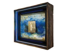 SPORENMANN UND MEER - Original-Bildraum 37 x 47 x 12 cm, 2020 - Handgefertigter Bildraum aus Altholz mit Museumsglas, ultramarinblauer Samt + Museumskarton ausgekleidet, mit Schellack, Pigment und bearbeitetem Papier + + Zeichnung 14,5 x 12 cm, 2017, Aquarellstift, Graphitpuder, Lack auf präpariertem Papier