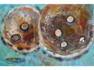 „cosmic swimmer (Planeten)“ aus der Collagenserie „cosmic swimmer“ 58 x 78 cm, 2024 Collage mit Ölfarbe, irisierenden Acrylfarben, Schelllack, Walnuss-Sud, Pigmente, Glimmer, Schlagmetall hinter Feuerlöchern, Frau gemalt auf Transparentpapier auf Büttenpapier