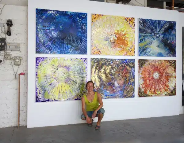 Ölbilder - Barbara Meisner in ihrem Atelier vor einer Wand mit Ölbildern