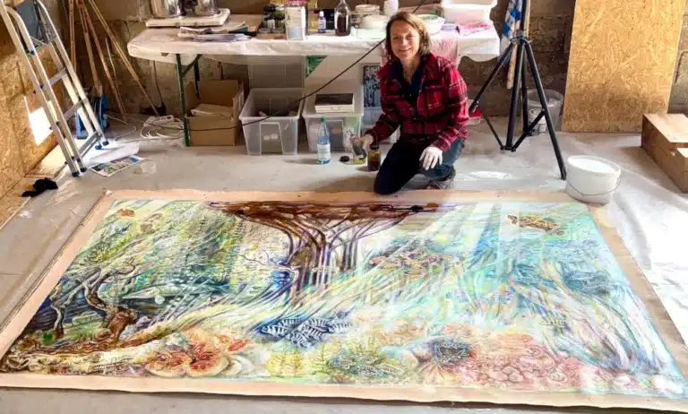 „MU KIYAGA – zwischen den Welten“_140 x 260 cm, BM schüttet Walnuss-Sud im Scheunenatelier, Sommer 2025