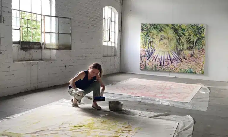 „Garten der Kindheit (ich + ich)“_190 x 240 cm, 2025 (an der Wand) / BM bereitet SOLEIL und LEBENSBAUM vor (vorne)