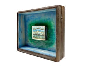 NORDISCHE LANDSCHAFT - Original-Bildraum 41 x 50 x 12 cm, 2023, Handgefertigter Bildraum aus Altholz mit Museumsglas, innen bemalt mit Ölfarbe + Zeichnung 11,5 x 15,5 cm, 2020, Graphit-, Farbstift, Schellack auf präpariertem Papier